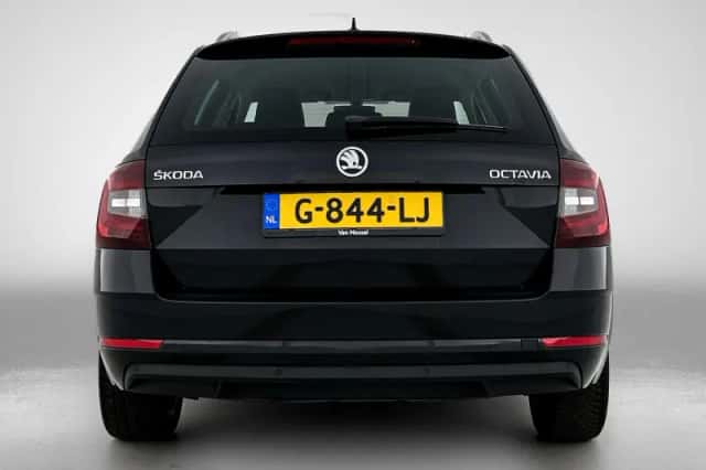 Škoda Octavia (2019) thumbnail 5