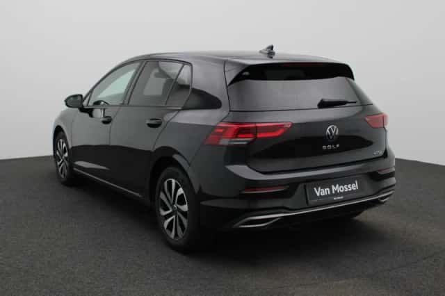 Volkswagen Golf (2022) thumbnail 3