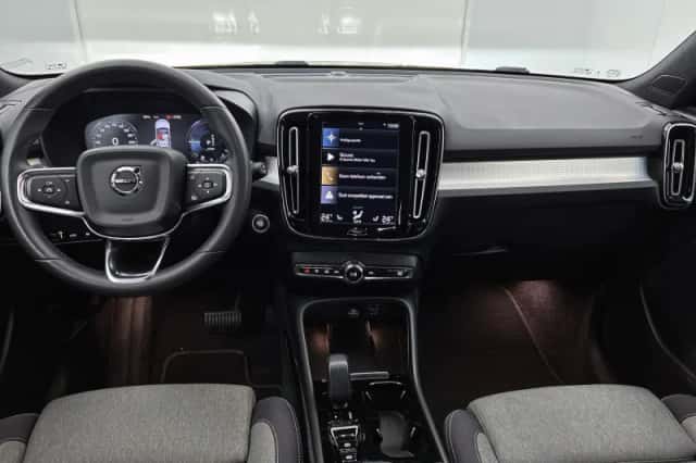 Volvo XC40 (2023) thumbnail 3