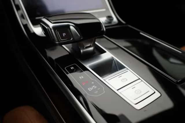 Audi A8 (2023) thumbnail 21