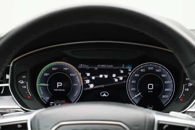 Audi A8 (2023) thumbnail 8