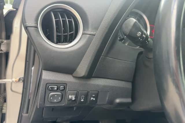 Toyota Auris (2014) thumbnail 6