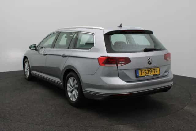 Volkswagen Passat (2023) thumbnail 2