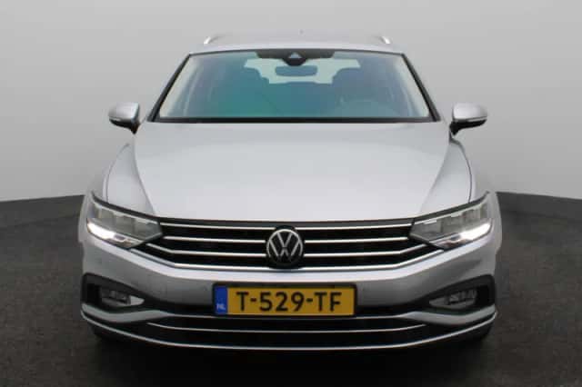 Volkswagen Passat (2023) thumbnail 3