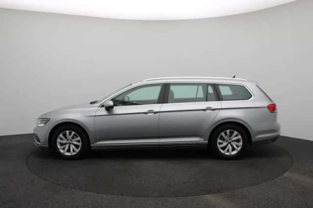 Volkswagen Passat (2023) thumbnail 4