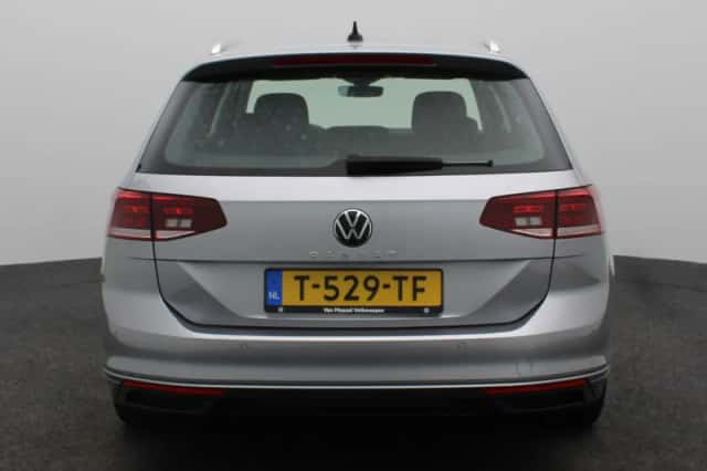 Volkswagen Passat (2023) thumbnail 5