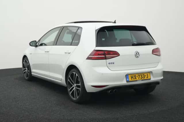 Volkswagen Golf (2015) thumbnail 2