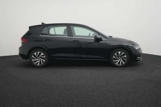 Volkswagen Golf (2023) thumbnail 2