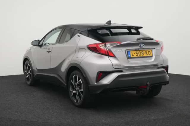 Toyota C-HR (2017) thumbnail 2