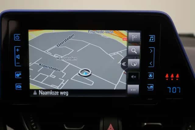 Toyota C-HR (2017) thumbnail 11