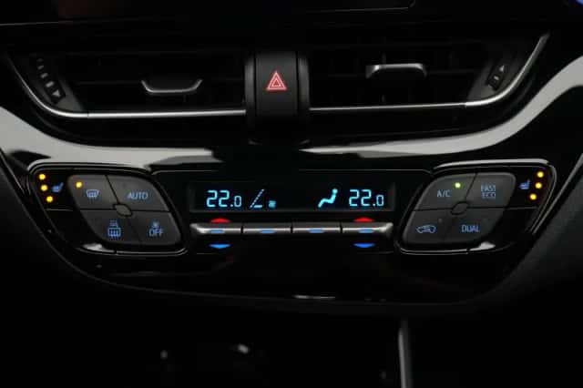 Toyota C-HR (2017) thumbnail 15