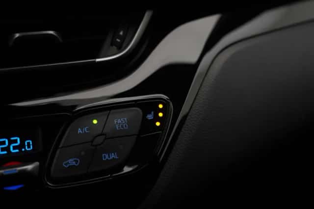 Toyota C-HR (2017) thumbnail 16