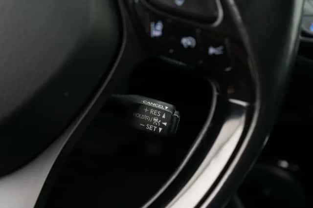 Toyota C-HR (2017) thumbnail 17