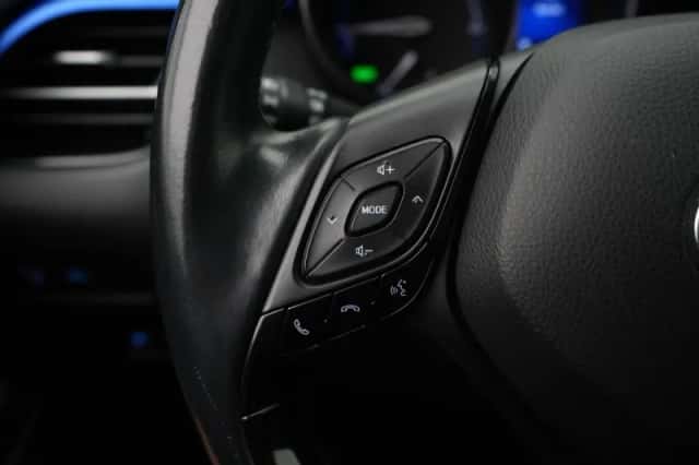 Toyota C-HR (2017) thumbnail 18