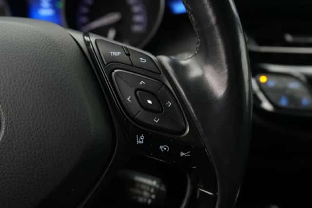 Toyota C-HR (2017) thumbnail 19