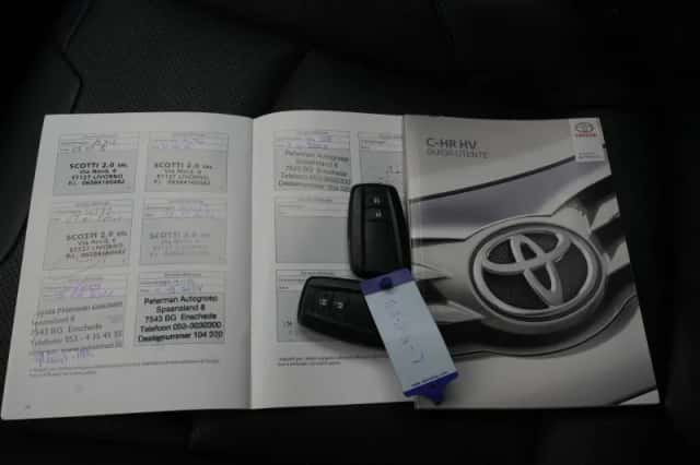Toyota C-HR (2017) thumbnail 23