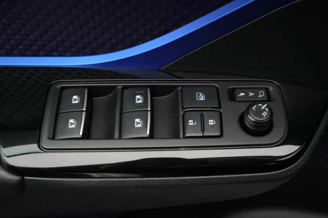Toyota C-HR (2017) thumbnail 25