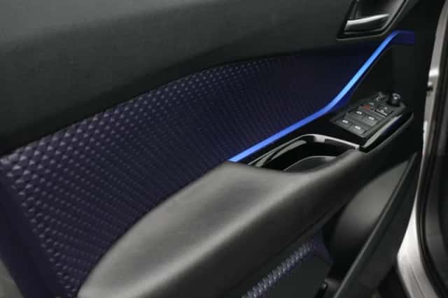 Toyota C-HR (2017) thumbnail 27