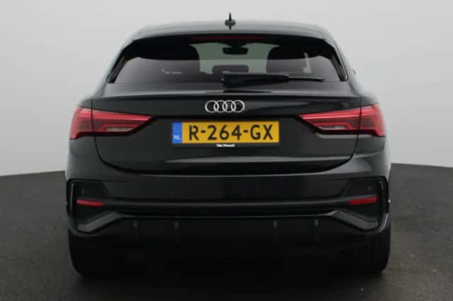 Audi Q3 (2021) thumbnail 5