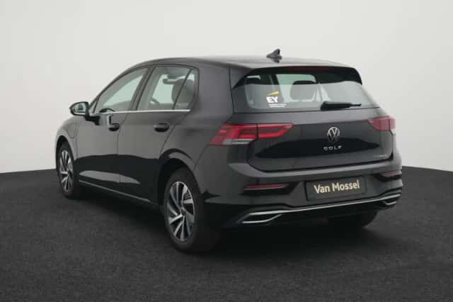 Volkswagen Golf (2023) thumbnail 2