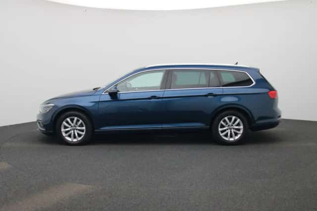 Volkswagen Passat (2022) thumbnail 4
