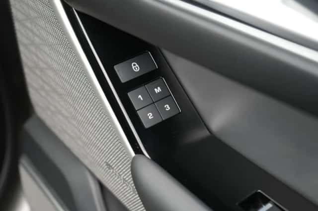 Land Rover Range Rover Velar (2019) thumbnail 39