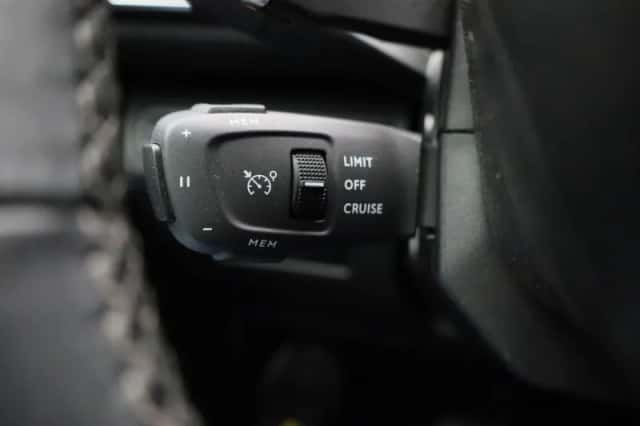 Peugeot 5008 (2023) thumbnail 24