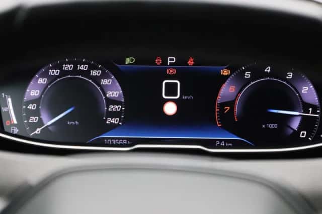 Peugeot 5008 (2023) thumbnail 8