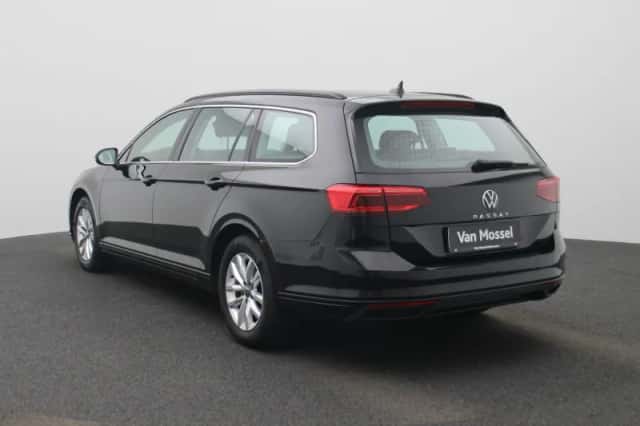 Volkswagen Passat (2023) thumbnail 2