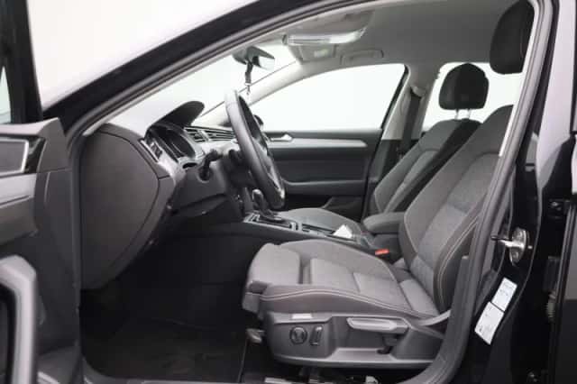 Volkswagen Passat (2023) thumbnail 11