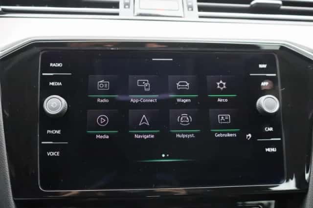 Volkswagen Passat (2023) thumbnail 25