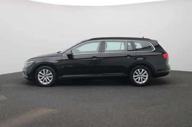 Volkswagen Passat (2023) thumbnail 4