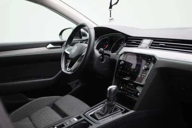 Volkswagen Passat (2023) thumbnail 34