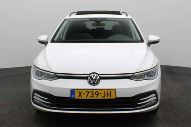 Volkswagen Golf (2023) thumbnail 3