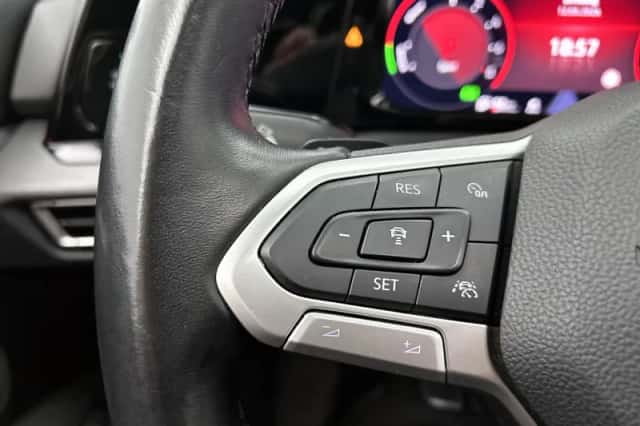 Volkswagen Golf (2022) thumbnail 6