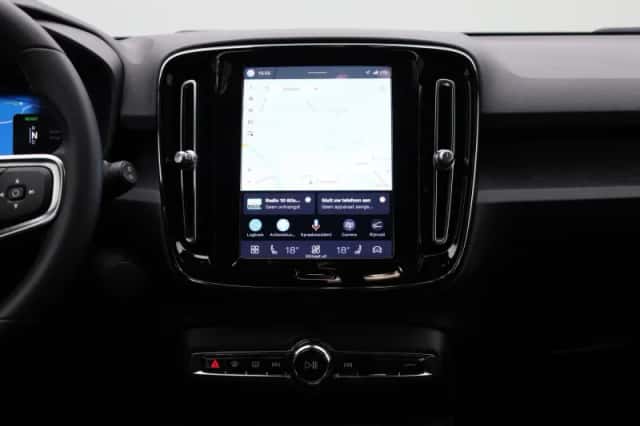 Volvo XC40 (2023) thumbnail 9