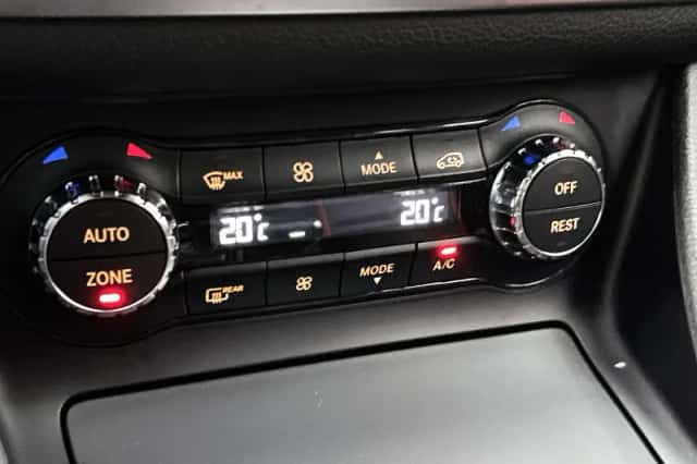 Mercedes-Benz GLA (2015) thumbnail 15