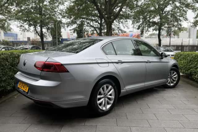 Volkswagen Passat (2020) thumbnail 2