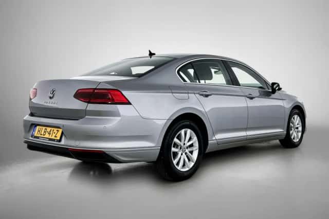 Volkswagen Passat (2020) thumbnail 4