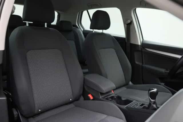 Volkswagen Golf (2021) thumbnail 32