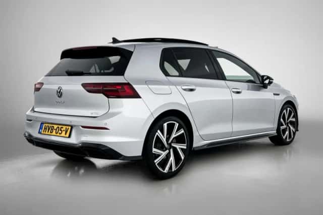 Volkswagen Golf (2024) thumbnail 4