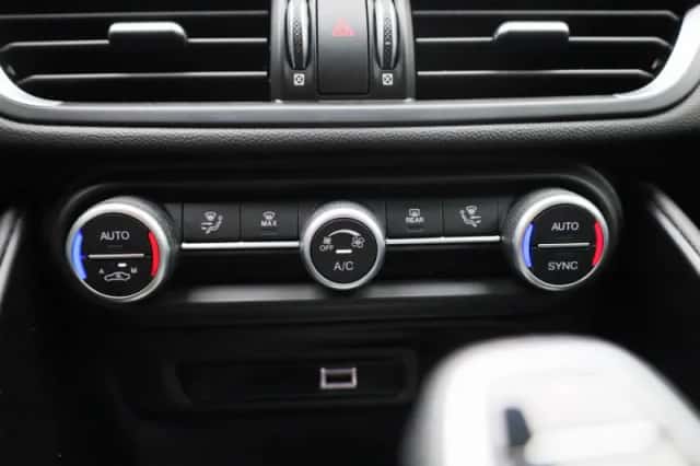 Alfa Romeo Giulia (2023) thumbnail 16