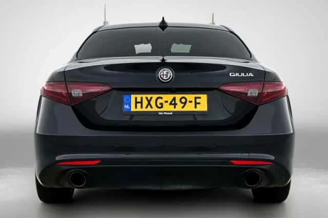 Alfa Romeo Giulia (2023) thumbnail 3