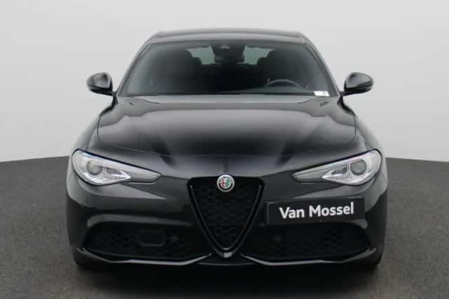Alfa Romeo Giulia (2023) thumbnail 4