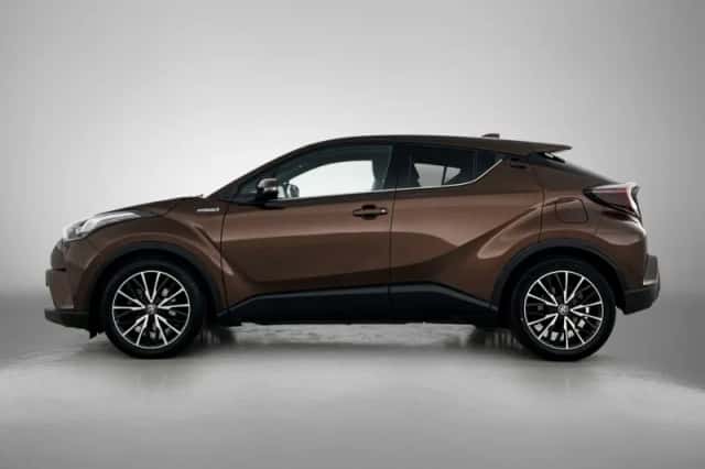 Toyota C-HR (2017) thumbnail 2