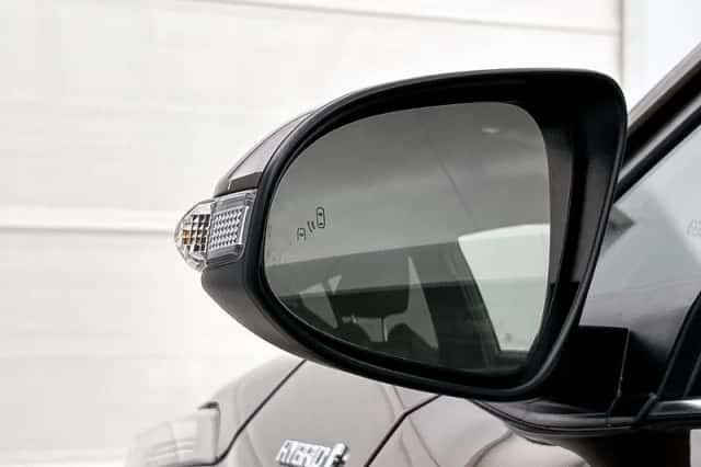 Toyota C-HR (2017) thumbnail 25
