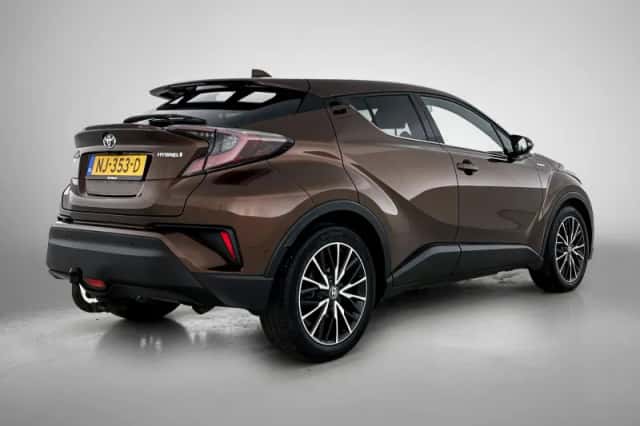 Toyota C-HR (2017) thumbnail 4