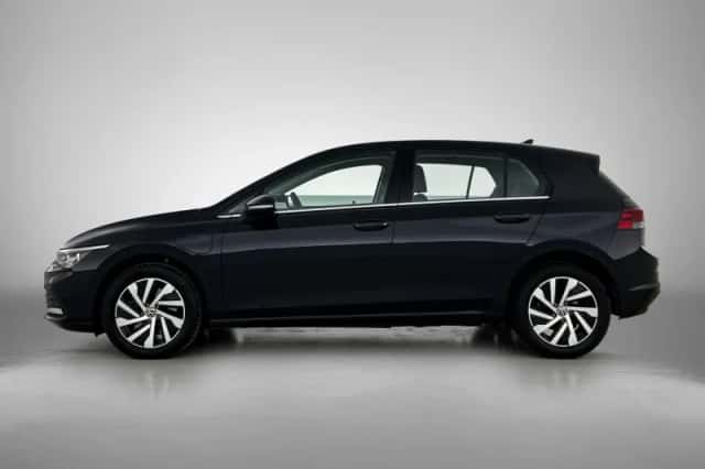 Volkswagen Golf (2023) thumbnail 2
