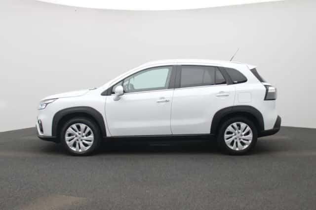 Suzuki S-Cross (2023) thumbnail 4