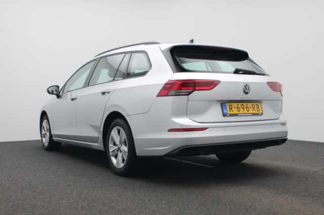 Volkswagen Golf (2022) thumbnail 2